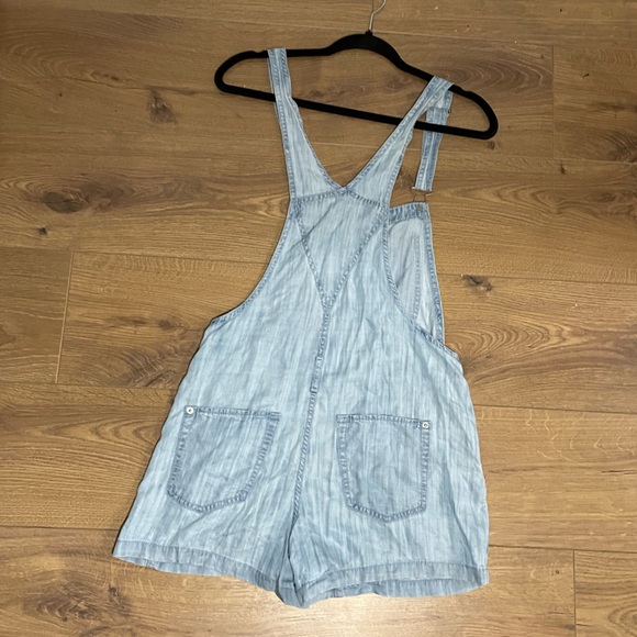 Aritzia TNA Senryu Shorts Denim Overalls Medium Light Wash Women’s Jean XS - Picture 4 of 9